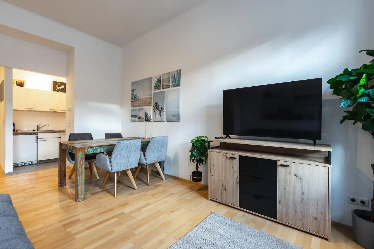 Cozy Apartment Steps Away From Subway Station Wien