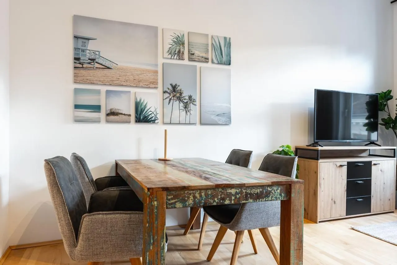 Cozy Apartment Steps Away From Subway Station Wien