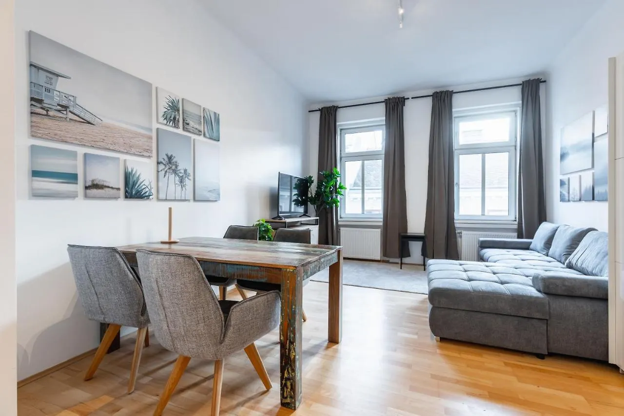 Cozy Apartment Steps Away From Subway Station Wien